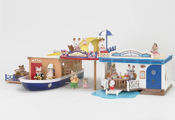 https://www.sylvanianfamilies.com/assets/includes_gl/img/catalog/connect/sylvanian/cruiseboat_restaurant.jpg