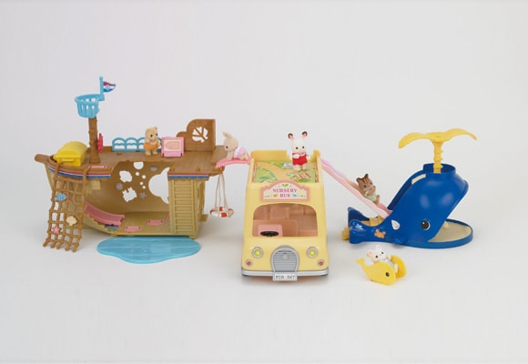 https://www.sylvanianfamilies.com/assets/includes_gl/img/catalog/connect/sylvanian/seasideboat_2F-Bus_kuzira.jpg