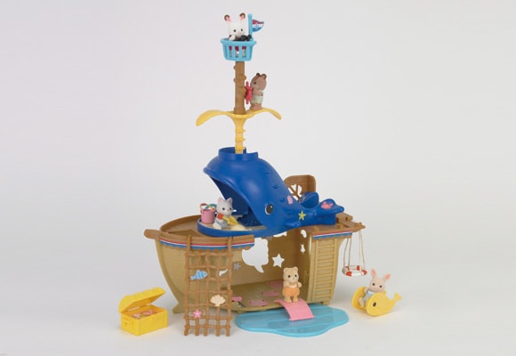 https://www.sylvanianfamilies.com/assets/includes_gl/img/catalog/connect/sylvanian/seasideboat_kuzira_v.jpg