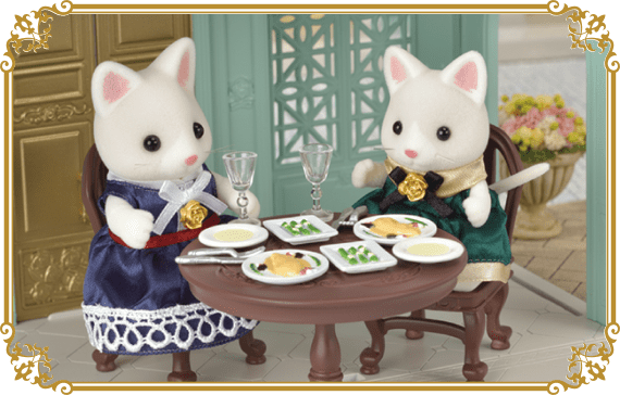 A variety of food is delightful and you can enjoy a more formal dinner with your Sylvanian Families.