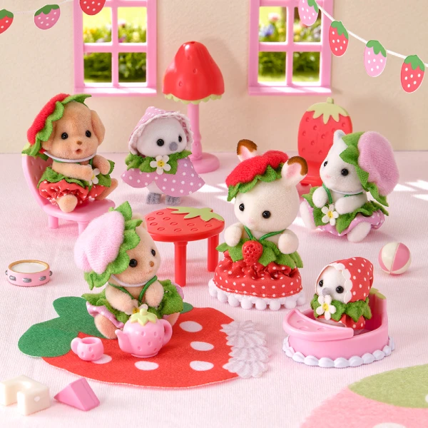 いちごがテーマのオリジナルのコスチュームを着た赤ちゃんのお人形と家具
